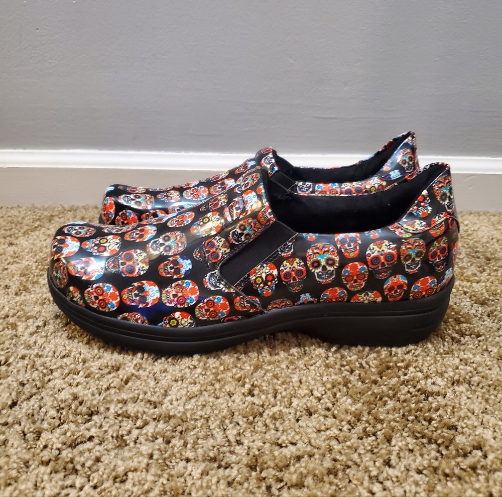 EASY WORKS BY EASY STREET BIND WOMEN'S SKULL LEATHER CLOGS sz 12WW NEW In BOX
